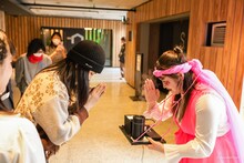 TAT演劇シリーズ 劇団壱劇屋本公演 オールスタンディング演劇「地底人CEREMONY」より。（撮影：河西沙織）