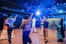 TAT演劇シリーズ 劇団壱劇屋本公演 オールスタンディング演劇「地底人CEREMONY」より。（撮影：河西沙織）