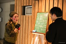 TAT演劇シリーズ 劇団壱劇屋本公演 オールスタンディング演劇「地底人CEREMONY」より。（撮影：河西沙織）