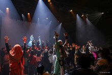 TAT演劇シリーズ 劇団壱劇屋本公演 オールスタンディング演劇「地底人CEREMONY」より。（撮影：河西沙織）