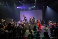 TAT演劇シリーズ 劇団壱劇屋本公演 オールスタンディング演劇「地底人CEREMONY」より。（撮影：河西沙織）