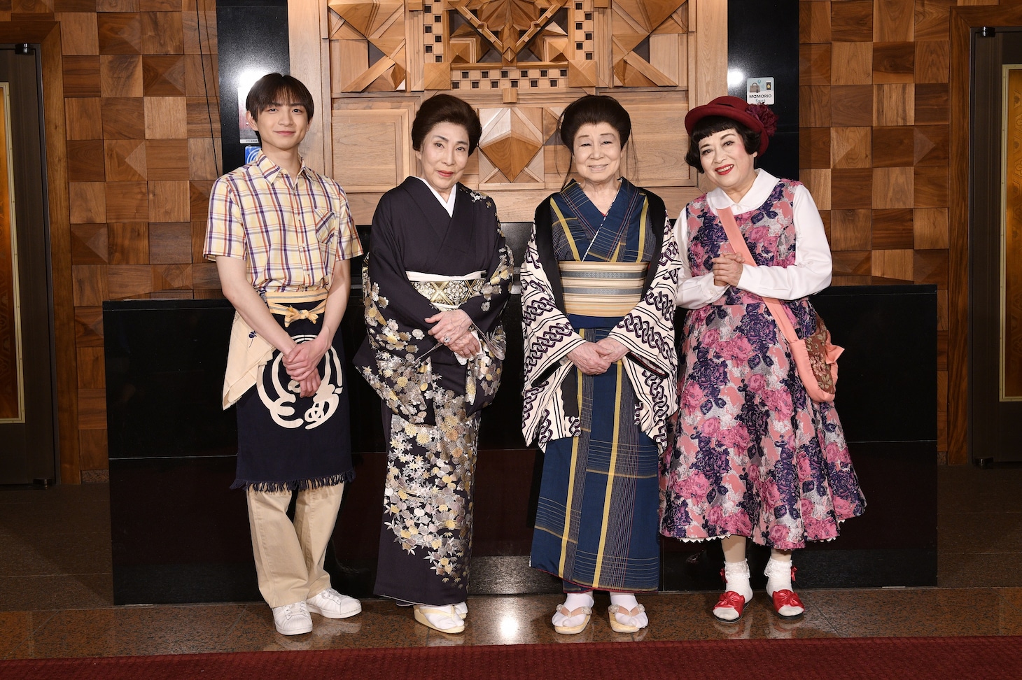 左から川﨑皇輝、波乃久里子、水谷八重子、渡辺えり。