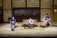 二月新派喜劇公演「三婆」より。©松竹