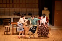 二月新派喜劇公演「三婆」より。©松竹