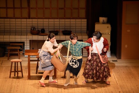 二月新派喜劇公演「三婆」より。©松竹