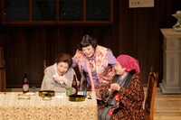 二月新派喜劇公演「三婆」より。©松竹