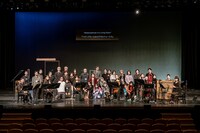 チェルフィッチュ×藤倉大 with 神戸市室内管弦楽団アンサンブル「リビングルームのメタモルフォーシス」カンパニーの面々。（撮影：井上嘉和）