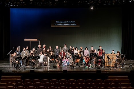 チェルフィッチュ×藤倉大 with 神戸市室内管弦楽団アンサンブル「リビングルームのメタモルフォーシス」カンパニーの面々。(撮影:井上嘉和)