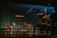 チェルフィッチュ×藤倉大 with 神戸市室内管弦楽団アンサンブル「リビングルームのメタモルフォーシス」より。（撮影：井上嘉和）