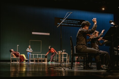 チェルフィッチュ×藤倉大 with 神戸市室内管弦楽団アンサンブル「リビングルームのメタモルフォーシス」より。(撮影:井上嘉和)