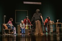 チェルフィッチュ×藤倉大 with 神戸市室内管弦楽団アンサンブル「リビングルームのメタモルフォーシス」より。（撮影：井上嘉和）