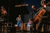 チェルフィッチュ×藤倉大 with 神戸市室内管弦楽団アンサンブル「リビングルームのメタモルフォーシス」より。（撮影：井上嘉和）