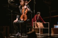 チェルフィッチュ×藤倉大 with 神戸市室内管弦楽団アンサンブル「リビングルームのメタモルフォーシス」より。（撮影：井上嘉和）