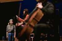 チェルフィッチュ×藤倉大 with 神戸市室内管弦楽団アンサンブル「リビングルームのメタモルフォーシス」より。（撮影：井上嘉和）