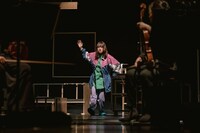 チェルフィッチュ×藤倉大 with 神戸市室内管弦楽団アンサンブル「リビングルームのメタモルフォーシス」より。（撮影：井上嘉和）