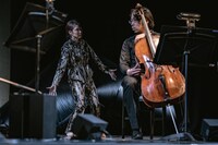 チェルフィッチュ×藤倉大 with 神戸市室内管弦楽団アンサンブル「リビングルームのメタモルフォーシス」より。（撮影：井上嘉和）