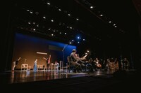 チェルフィッチュ×藤倉大 with 神戸市室内管弦楽団アンサンブル「リビングルームのメタモルフォーシス」より。（撮影：井上嘉和）