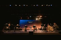 チェルフィッチュ×藤倉大 with 神戸市室内管弦楽団アンサンブル「リビングルームのメタモルフォーシス」より。（撮影：井上嘉和）