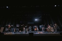 チェルフィッチュ×藤倉大 with 神戸市室内管弦楽団アンサンブル「リビングルームのメタモルフォーシス」より。（撮影：井上嘉和）