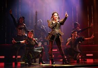 ミュージカル「SIX」日本キャスト版より。（撮影：岩田えり）