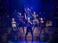 ミュージカル「SIX」日本キャスト版より。（撮影：岩田えり）