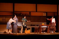 二月新派喜劇公演「三婆」より。©松竹