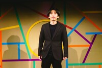 第35回下北沢演劇祭参加作品 ザ・プレイボーイズ 第12回公演「パラレルワールドより愛をこめて」「パラレルワールドでも恋におちて」より。（撮影：堀山俊紀）