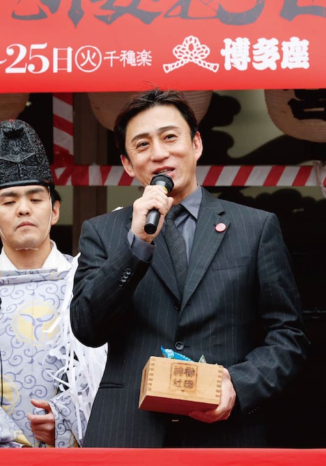 福岡・櫛田神社で行われた節分厄除大祭の豆まき神事より、松本幸四郎。