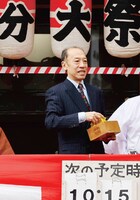 福岡・櫛田神社で行われた節分厄除大祭の豆まき神事より、片岡亀蔵。