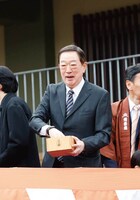 福岡・櫛田神社で行われた節分厄除大祭の豆まき神事より、坂東彌十郎。