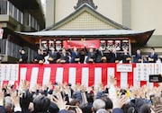 福岡・櫛田神社で行われた節分厄除大祭の豆まき神事の様子。