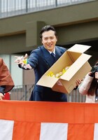 福岡・櫛田神社で行われた節分厄除大祭の豆まき神事より、尾上松也。