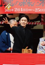 福岡・櫛田神社で行われた節分厄除大祭の豆まき神事より、市川染五郎。