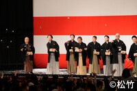 松竹創業百三十周年「猿若祭二月大歌舞伎」より、「節分祭」の豆まきの様子。