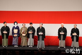 中村勘九郎の蔦屋重三郎役ほか「猿若祭二月大歌舞伎」開幕、初日は総勢34名で豆まきも
