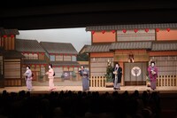 大阪国際文化芸術プロジェクト「立春歌舞伎特別公演」昼の部にて行われた「節分豆まき」の様子。