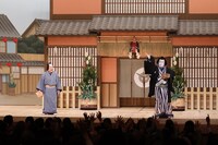 大阪国際文化芸術プロジェクト「立春歌舞伎特別公演」昼の部にて行われた「節分豆まき」の様子。