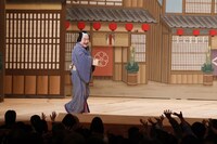 大阪国際文化芸術プロジェクト「立春歌舞伎特別公演」昼の部にて行われた「節分豆まき」の様子。