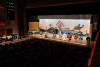 大阪国際文化芸術プロジェクト「立春歌舞伎特別公演」夜の部にて行われた「節分豆まき」の様子。