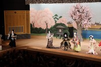 大阪国際文化芸術プロジェクト「立春歌舞伎特別公演」夜の部にて行われた「節分豆まき」の様子。