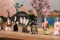 大阪国際文化芸術プロジェクト「立春歌舞伎特別公演」夜の部にて行われた「節分豆まき」の様子。