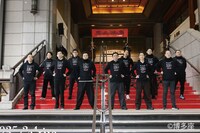 歌舞伎NEXT「朧の森に棲む鬼」初日あいさつより、胸を張ってパーカーを見せる出演者。