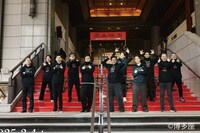 歌舞伎NEXT「朧の森に棲む鬼」初日あいさつより、思い思いの“鬼”ポーズを取る出演者。