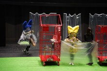 市原佐都子 / Q「キティ」稽古の様子。左から花本ゆか、バーディ・ウォン・チンヤン、永山由里恵。