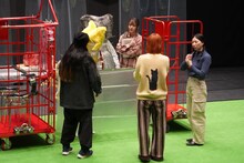 市原佐都子 / Q「キティ」稽古の様子。衣裳を手がけるお寿司・南野詩恵（右）。