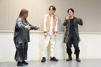 「オイディプス王」取材会より。パルテノン多摩の前に伸びる道を説明する岡本圭人（一番右）。