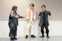 「オイディプス王」取材会より。パルテノン多摩の前に伸びる道を説明する岡本圭人（一番右）。