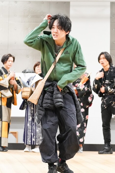 舞台「きたやじ オン・ザ・ロード～いざ、出立!!篇～」稽古中の牧島輝。（撮影：田中亜紀）