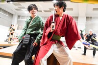 舞台「きたやじ オン・ザ・ロード～いざ、出立!!篇～」稽古場の様子。左から牧島輝、中川大輔。（撮影：田中亜紀）