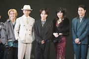 舞台「私立探偵 濱マイク-遥かな時代の階段を-」開幕直前取材より。左から矢部昌暉(DISH//)、大浦龍宇一、佐藤流司、凰稀かなめ、長田光平。